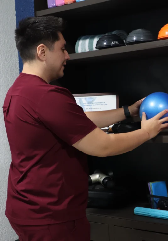 Dr. Oscar Márquez en consulta
