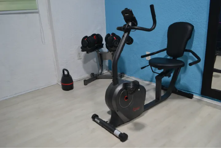 Área de ejercicio terapéutico con bicicleta estática y mancuernas en la clínica Physical Care Zapopan