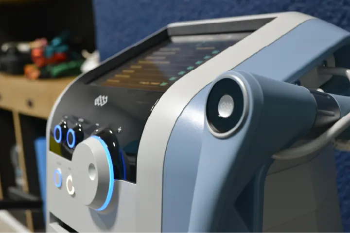 Equipo BTL de alta tecnología para terapia física en la clínica Physical Care
