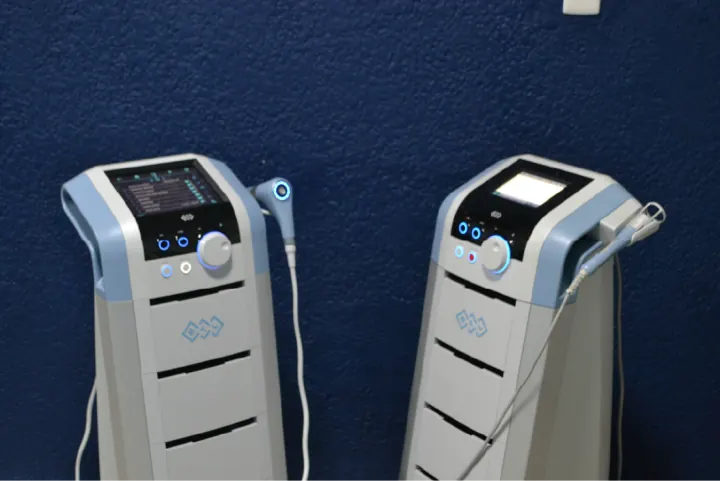 Equipos BTL de láser de alta intensidad y onda de choque en la clínica de fisioterapia Physical Care Zapopan