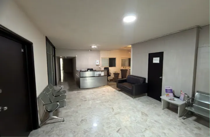 Pasillo y recepción de las instalaciones de la clínica de fisioterapia Physical Care en Zapopan