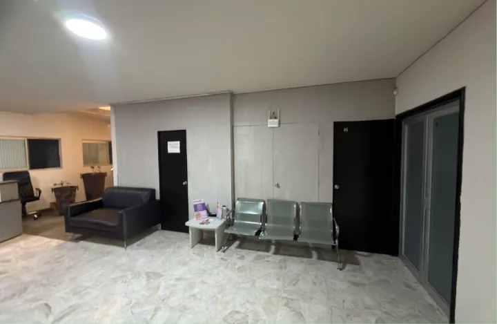 Sala de espera de la clínica de fisioterapia Physical Care en Zapopan, Jalisco